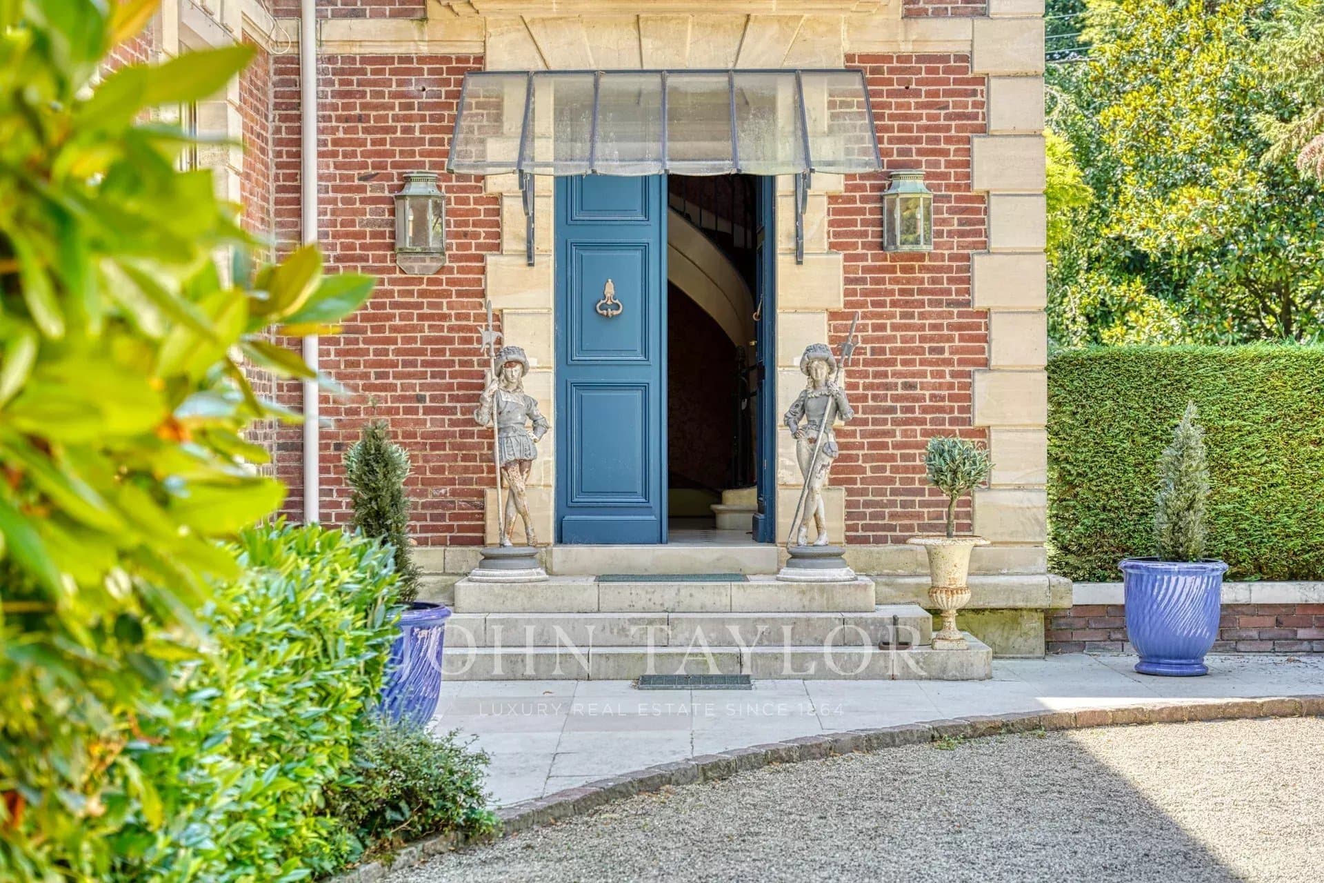 Elegant 19th Century Château With Equestrian Facilities Near Chantilly 2