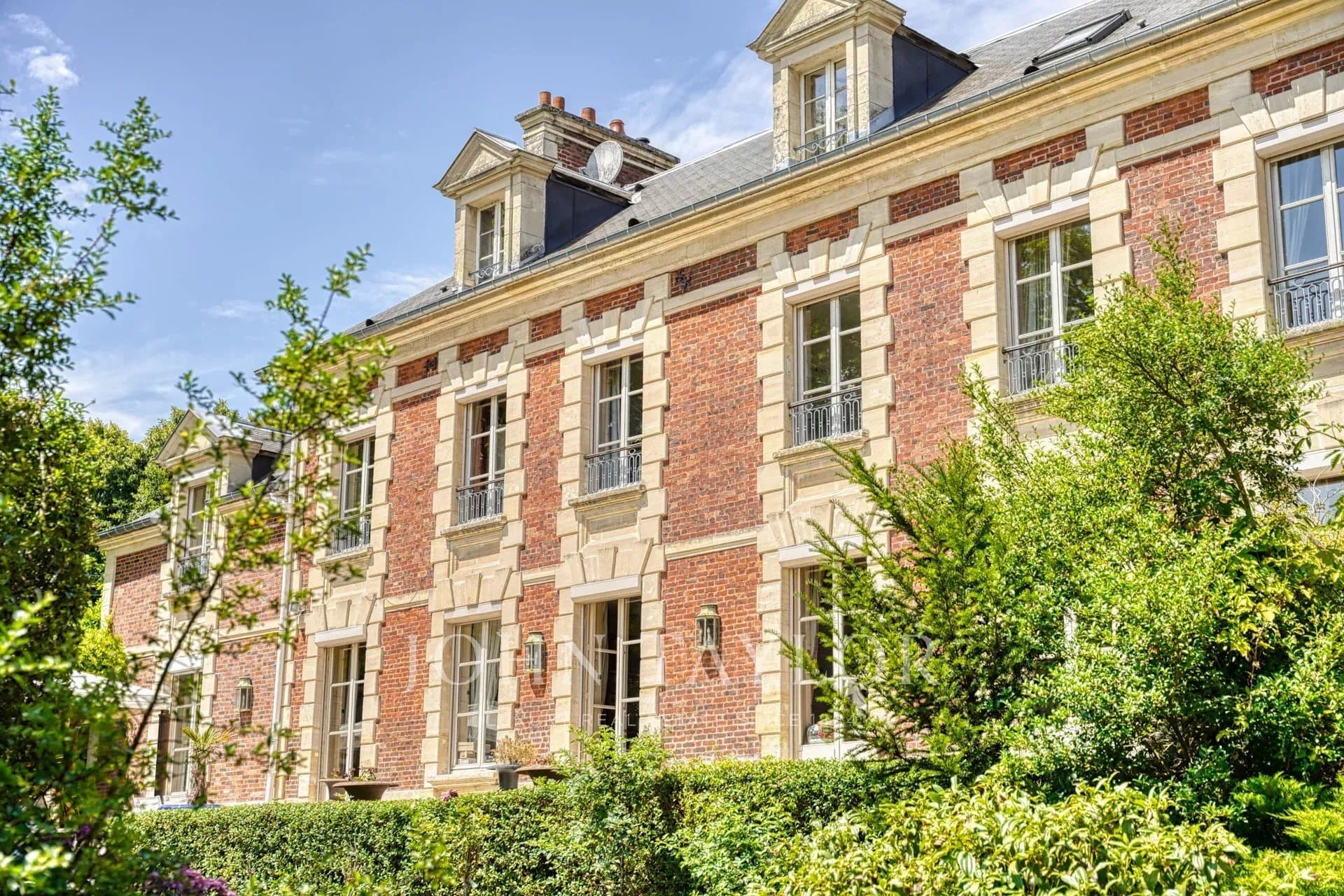 Elegant 19th Century Château With Equestrian Facilities Near Chantilly 3