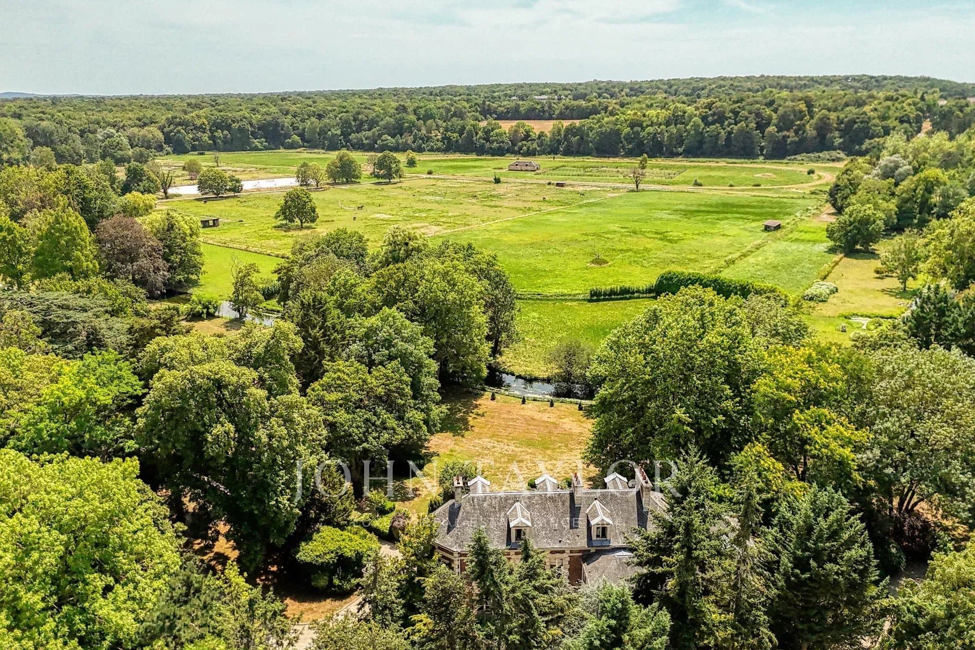 Elegant 19th Century Château With Equestrian Facilities Near Chantilly 4