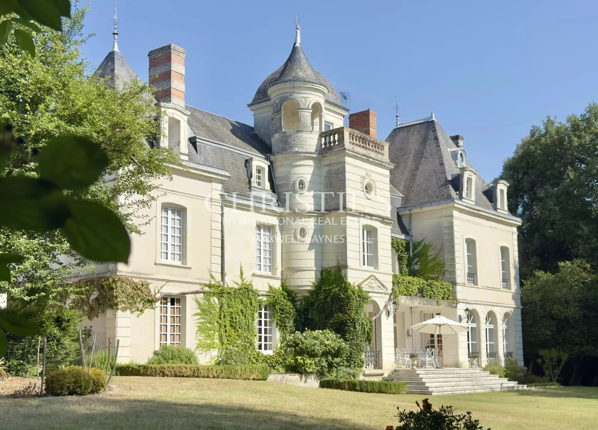 Exceptional 17th Century Château With 8 Bedrooms And Beautiful Park
