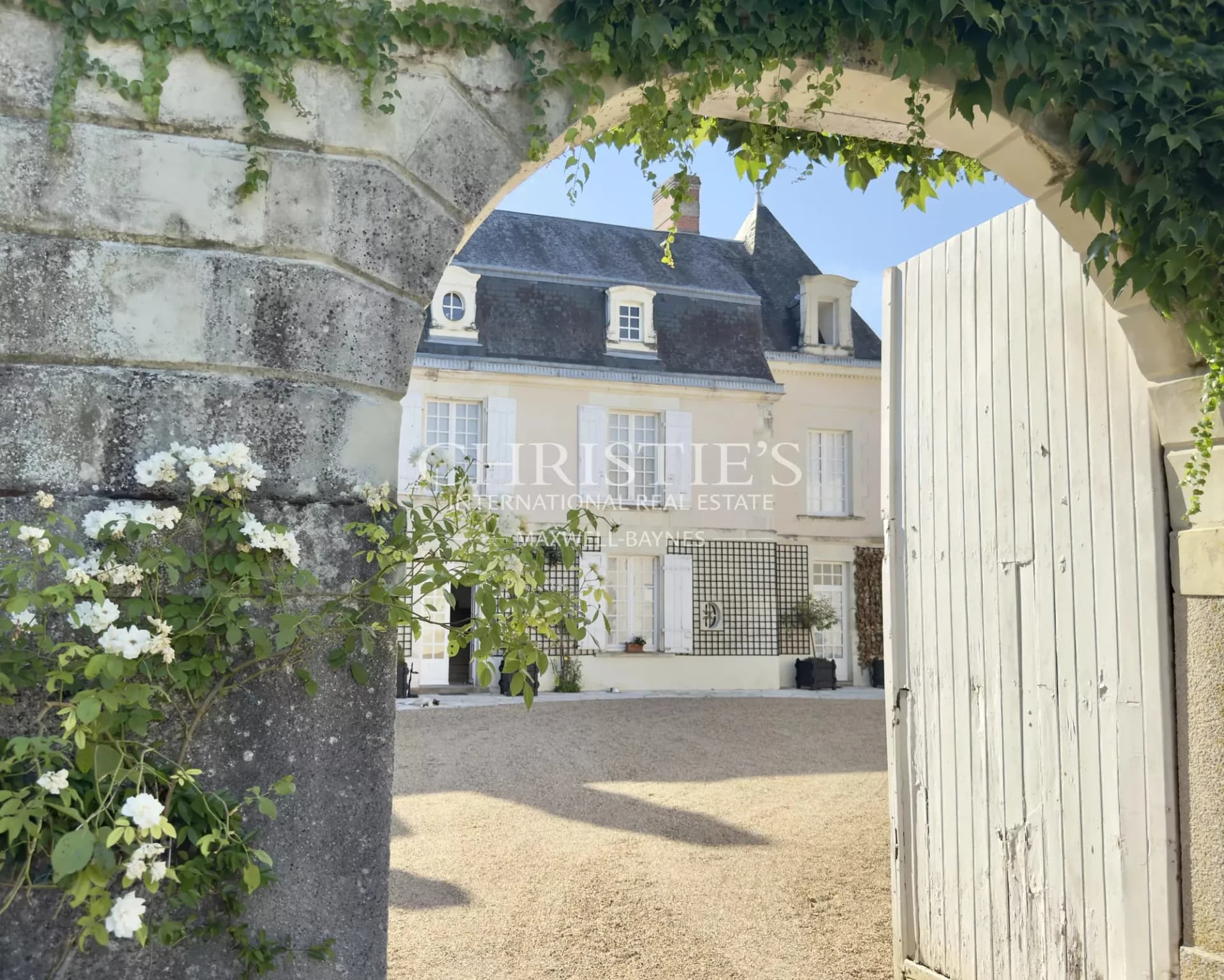 Exceptional 17th Century Château With 8 Bedrooms And Beautiful Park 2