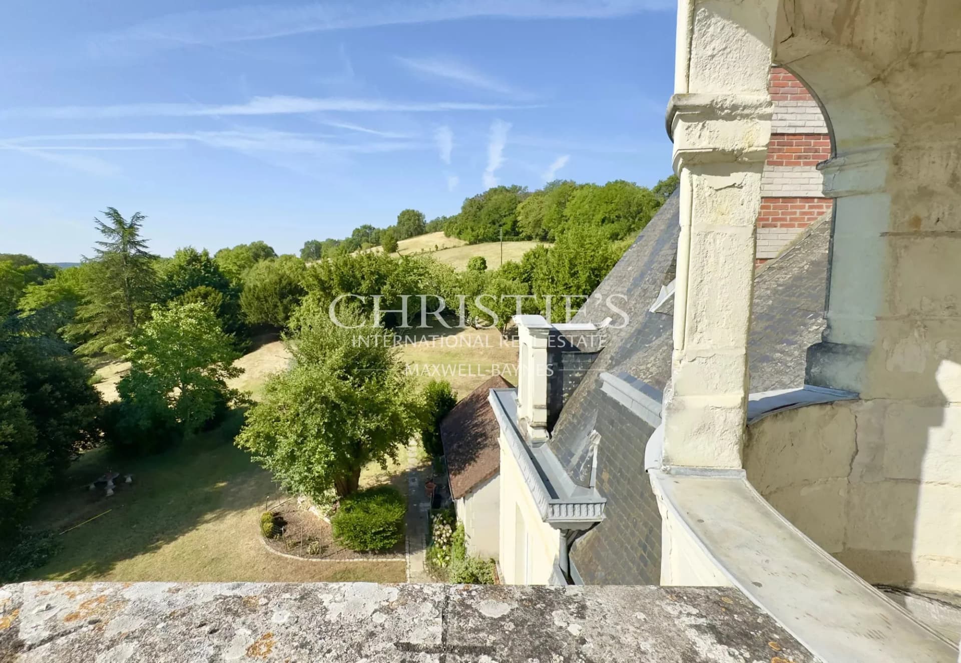 Exceptional 17th Century Château With 8 Bedrooms And Beautiful Park 3
