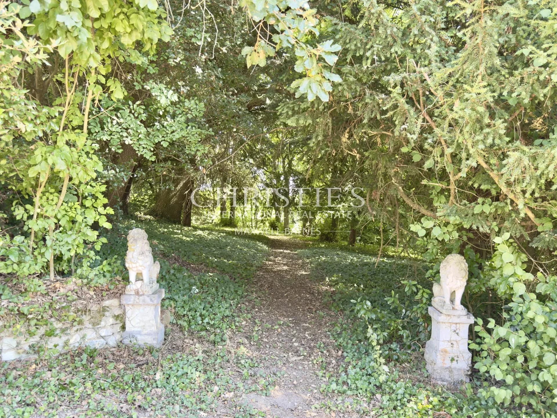 Exceptional 17th Century Château With 8 Bedrooms And Beautiful Park 5