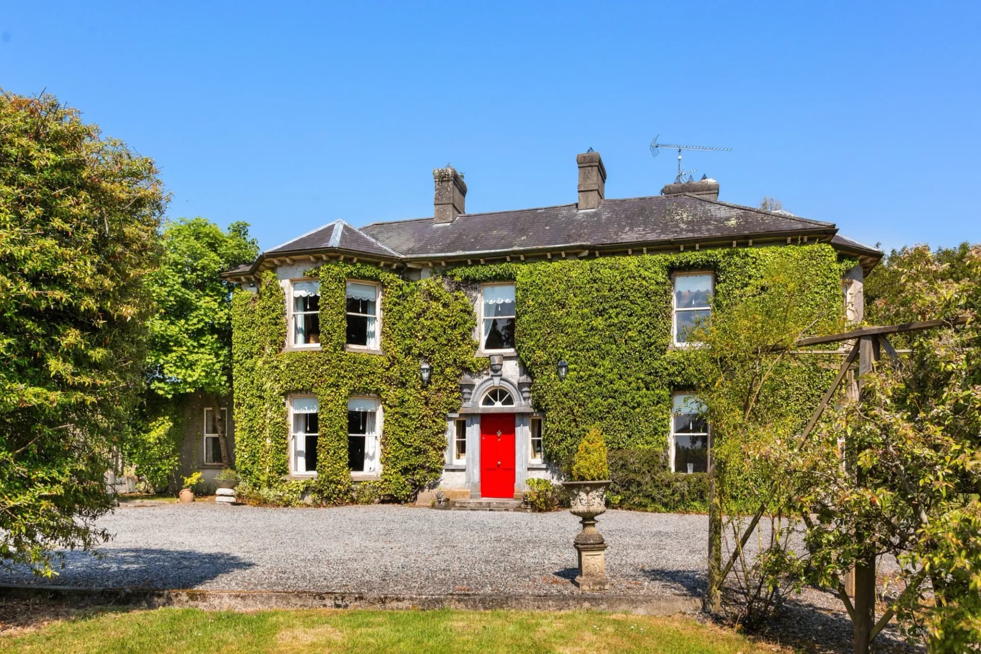 Elegant Georgian Residence on 12.22 Hectares with Equestrian Potential 2