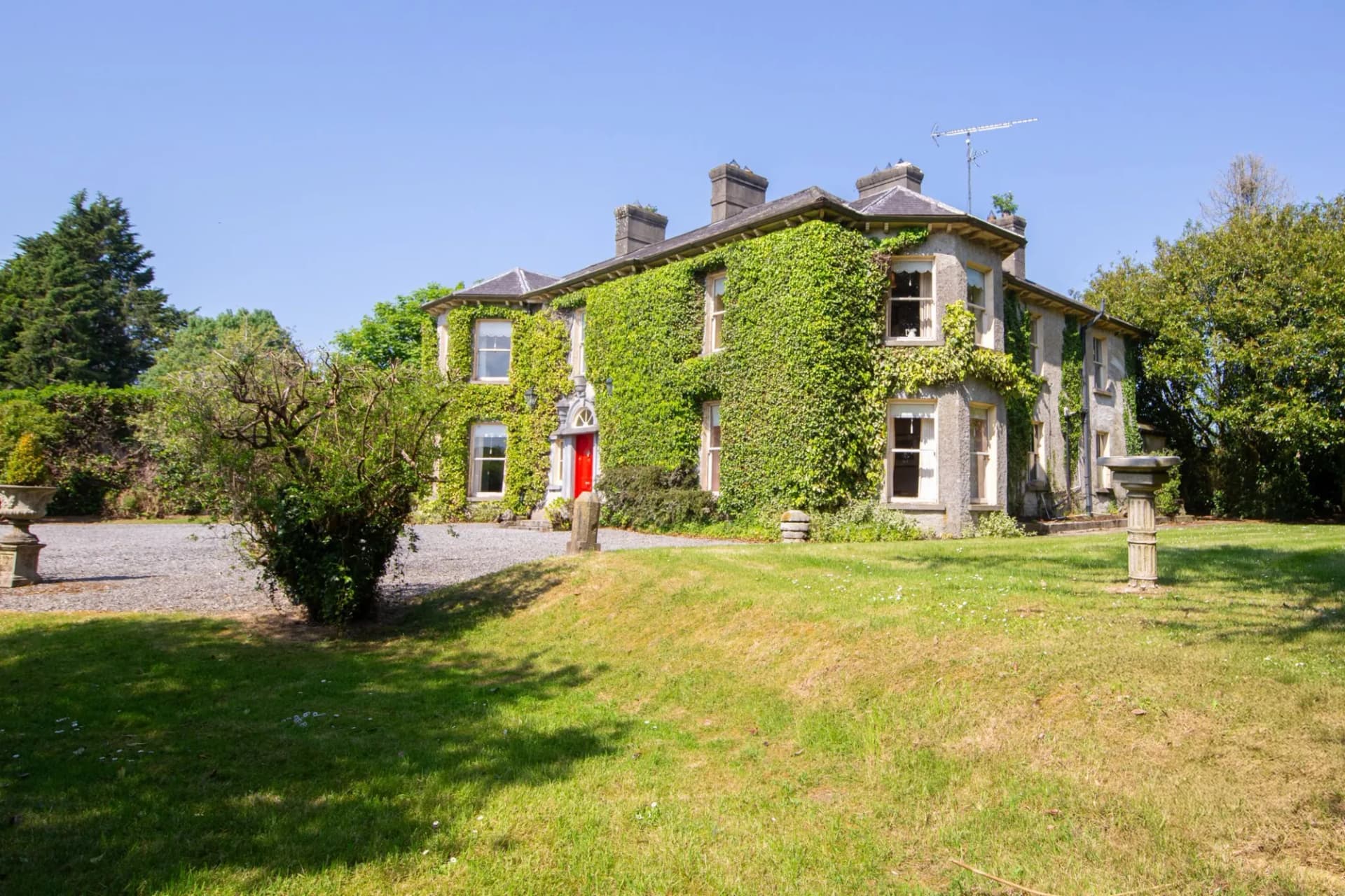 Elegant Georgian Residence on 12.22 Hectares with Equestrian Potential 3
