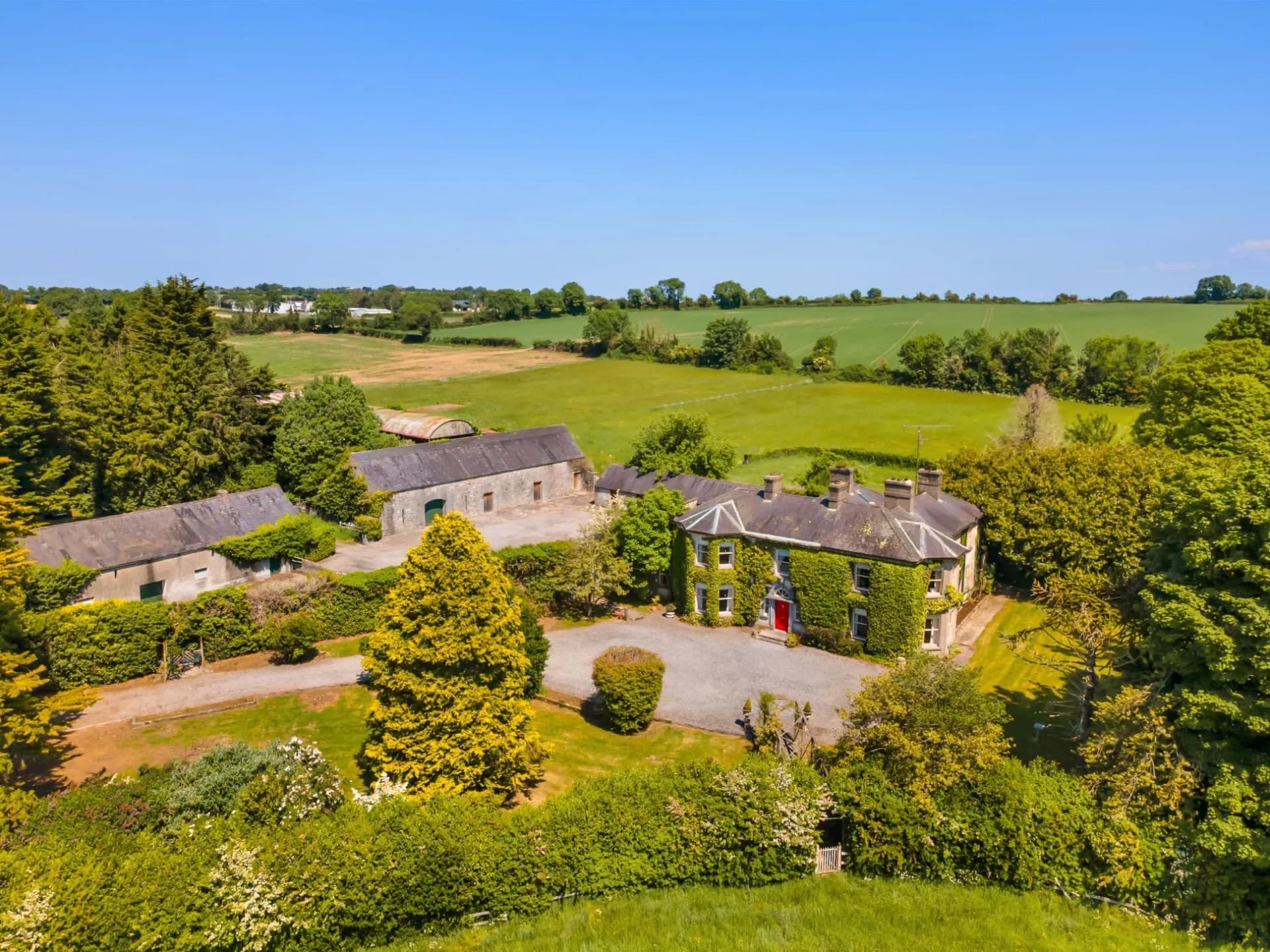 Elegant Georgian Residence on 12.22 Hectares with Equestrian Potential 4