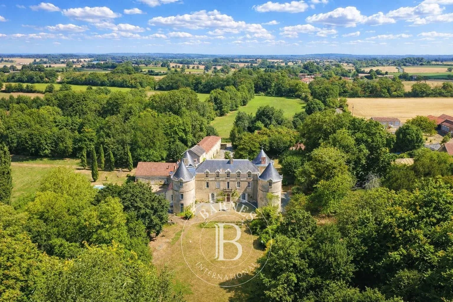 Historic 14th-15th Century Château Surrounded By 10 Hectares Of Parkland 4