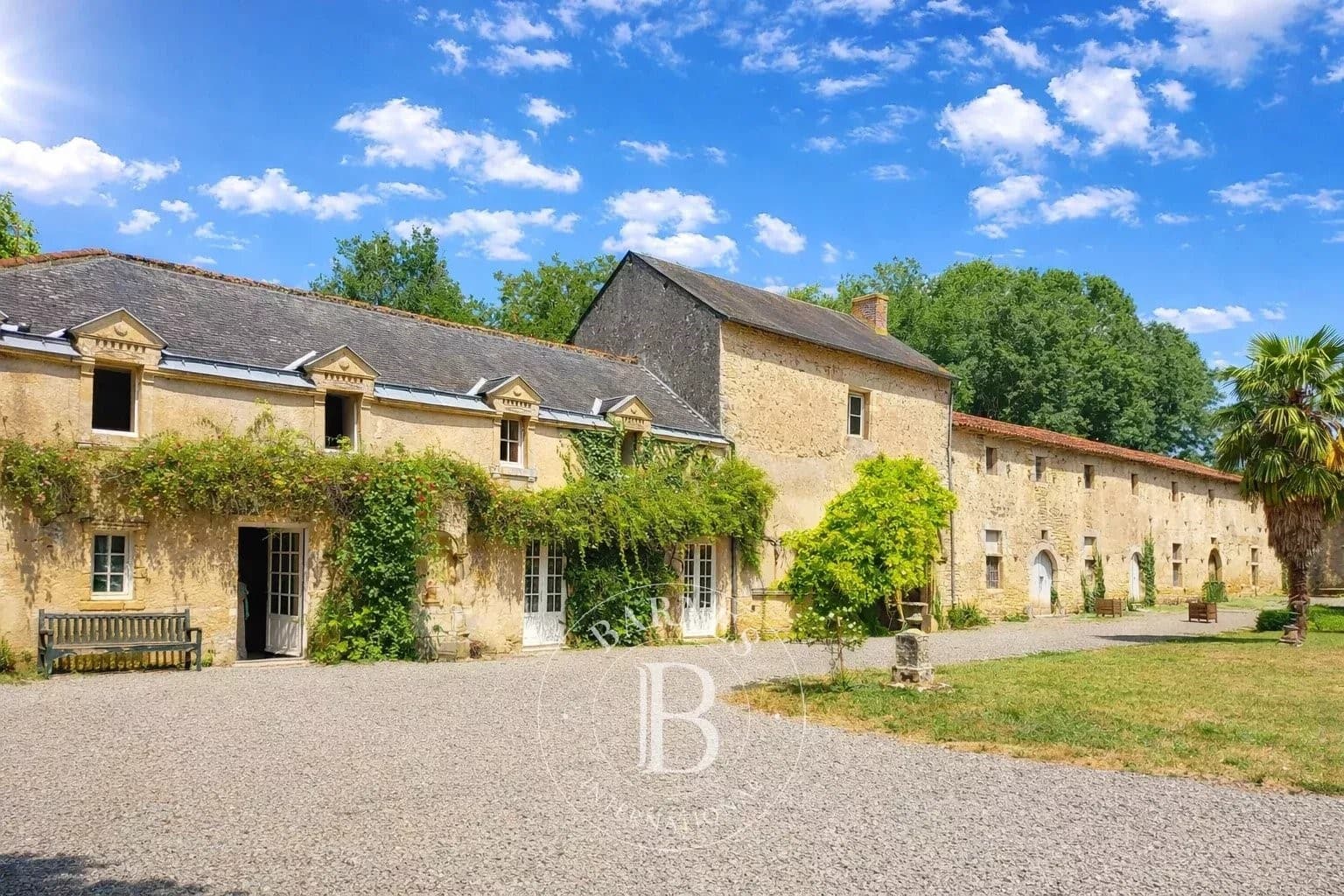 Historic 14th-15th Century Château Surrounded By 10 Hectares Of Parkland 5