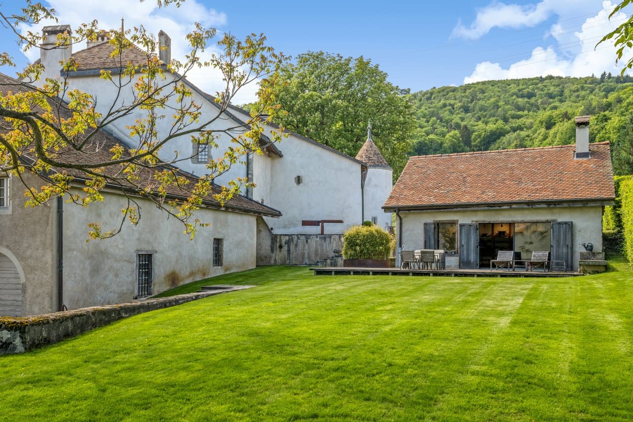 Stunning 13th Century Château With Vineyard Overlooking Lake Geneva 4