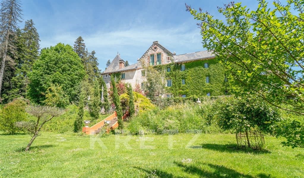Elegant Château with Contemporary Style and Expansive Grounds 2