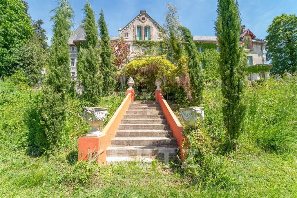Elegant Château with Contemporary Style and Expansive Grounds 5