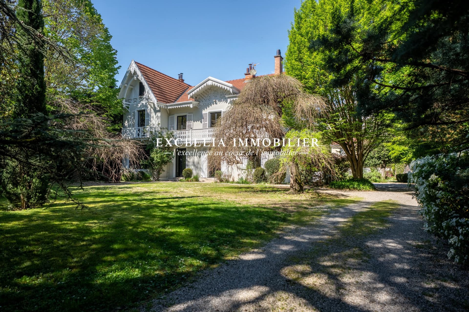 Elegant Property With 4 Bedrooms And Games Room In Central Grenoble — in France