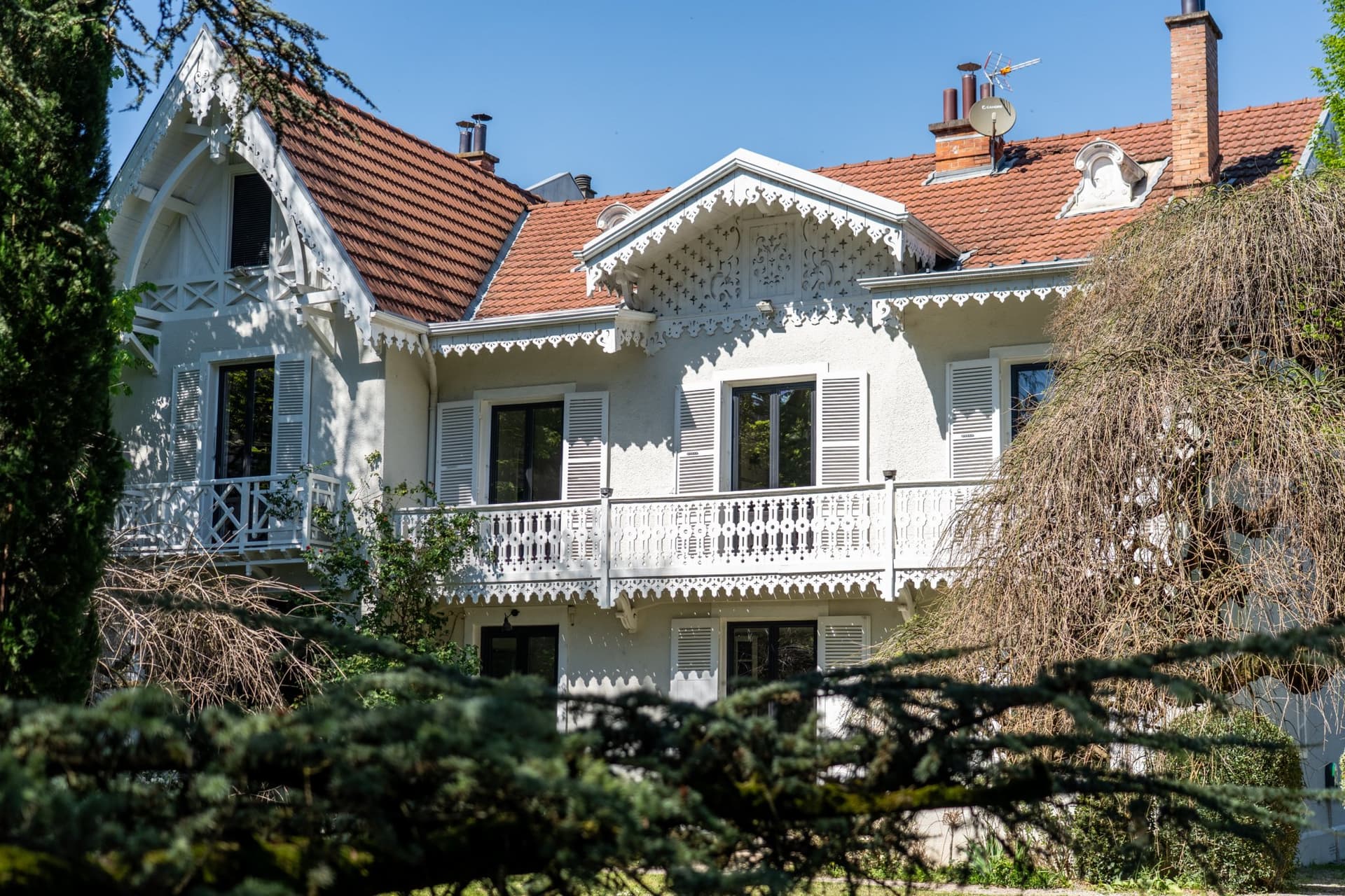 Elegant Property With 4 Bedrooms And Games Room In Central Grenoble 2
