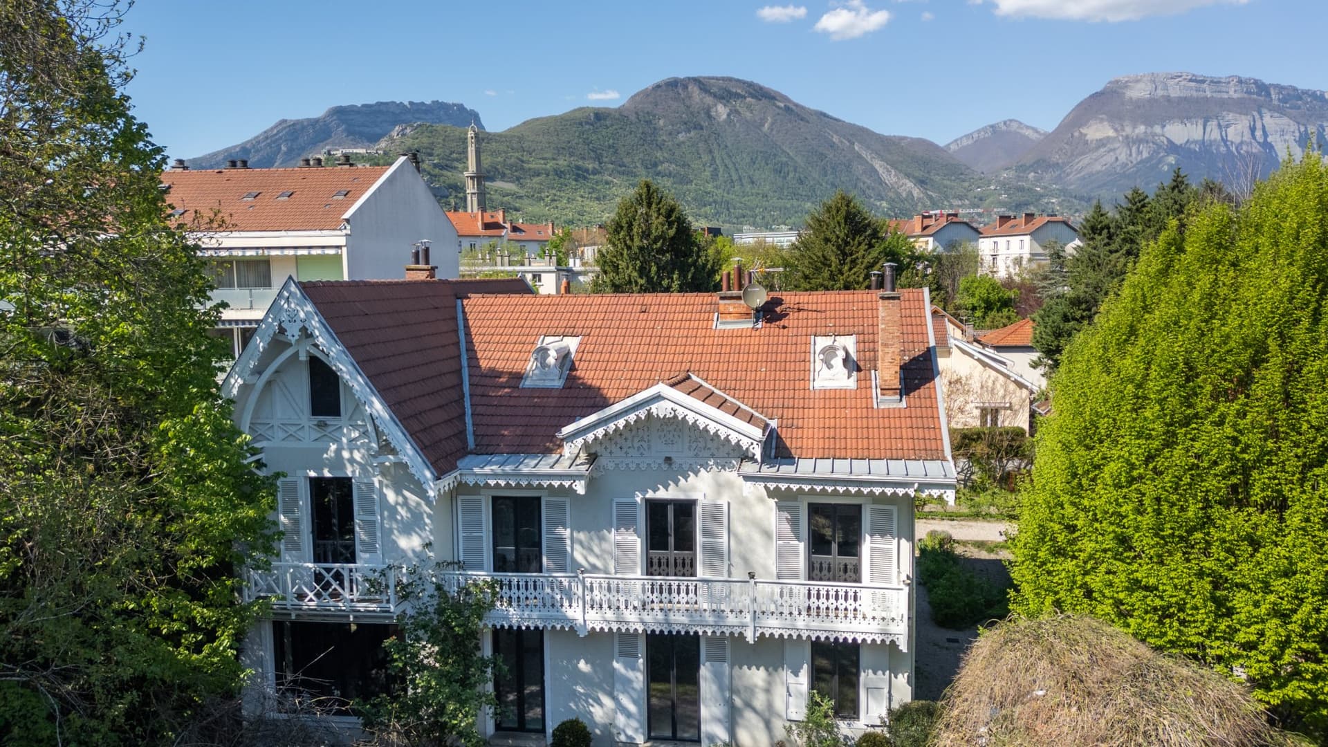 Elegant Property With 4 Bedrooms And Games Room In Central Grenoble 3