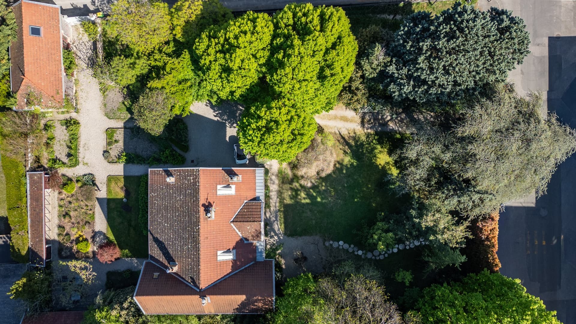 Elegant Property With 4 Bedrooms And Games Room In Central Grenoble 4