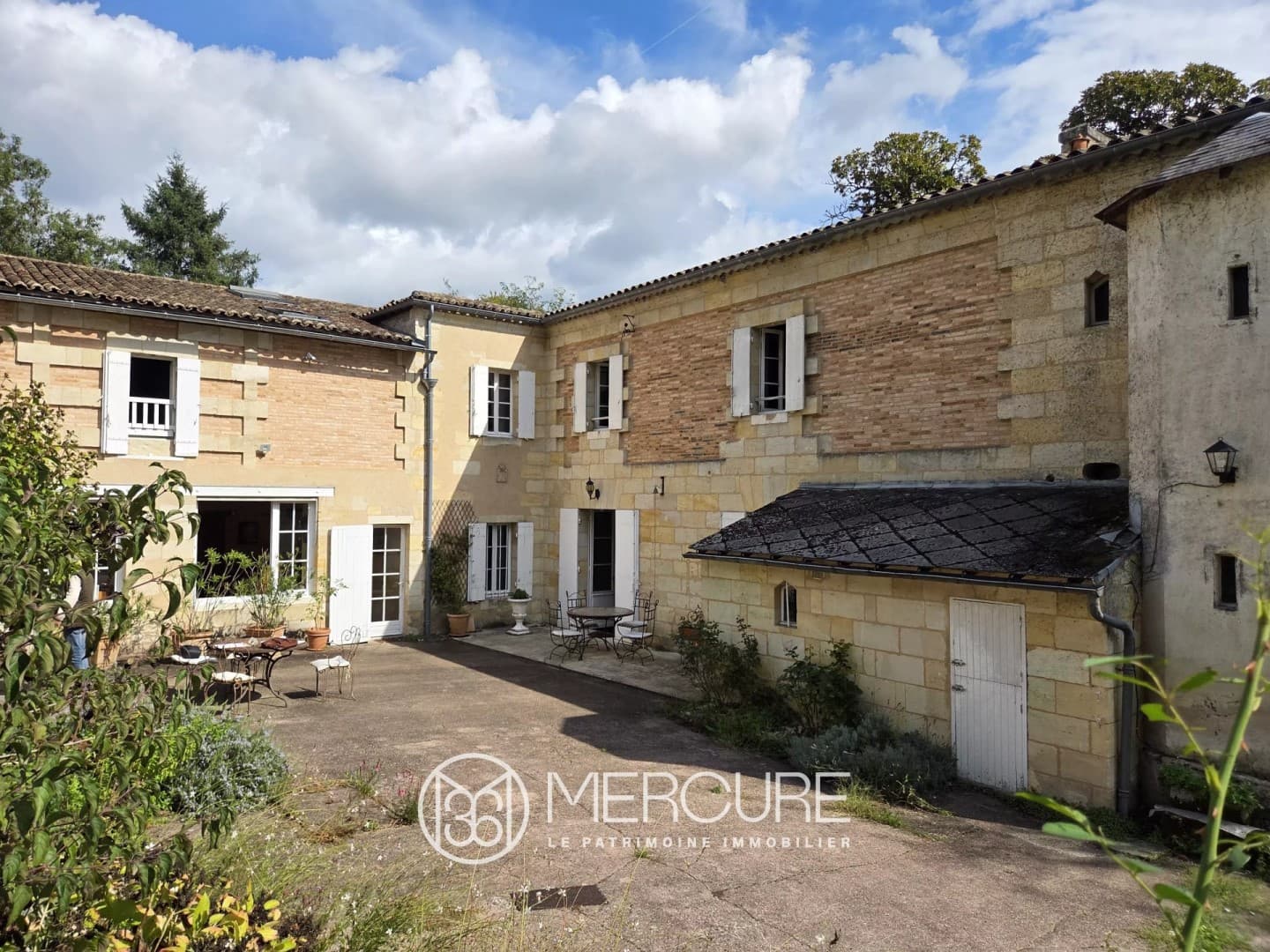 Elegant 18th Century Castle With Indoor Pool And Separate Apartment — in Gironde, Nouvelle-Aquitaine