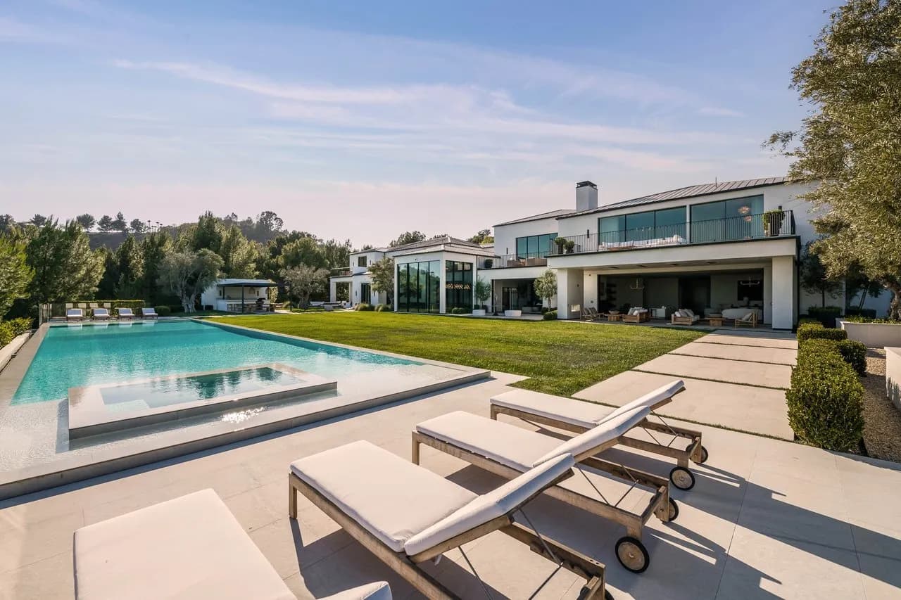 Exceptional Transitional Estate with Sweeping Views and Luxurious Amenities 4