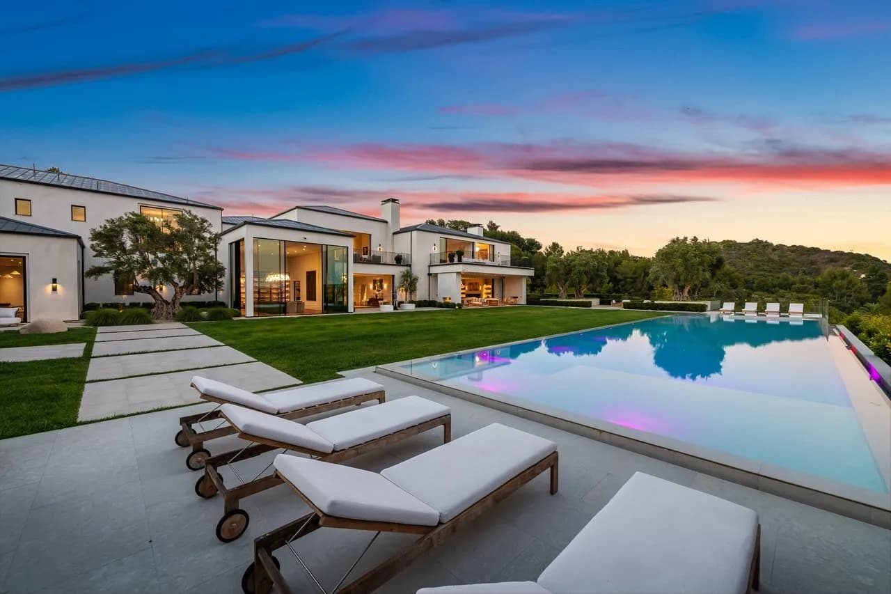 Exceptional Transitional Estate with Sweeping Views and Luxurious Amenities 5