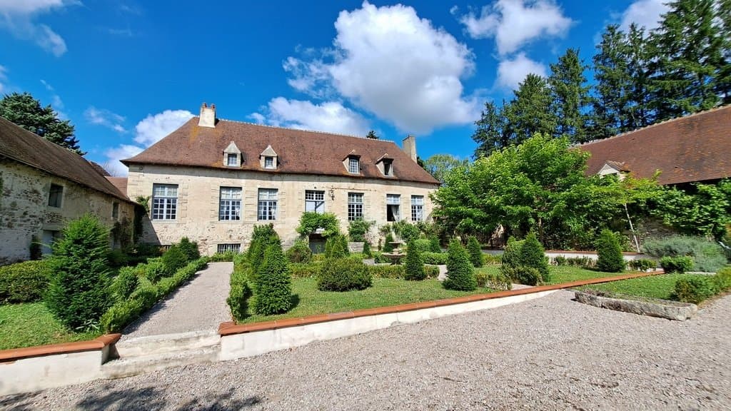 Stunning 17th Century Château With Event Facilities And Swimming Pool