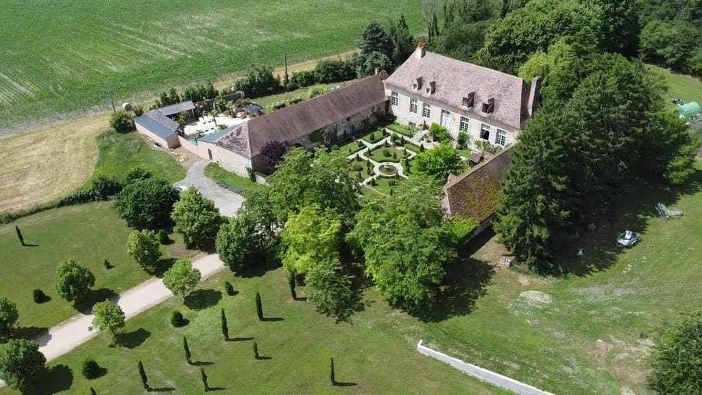 Stunning 17th Century Château With Event Facilities And Swimming Pool 2