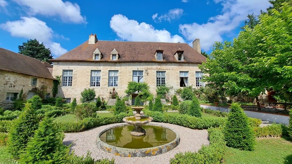 Stunning 17th Century Château With Event Facilities And Swimming Pool 3