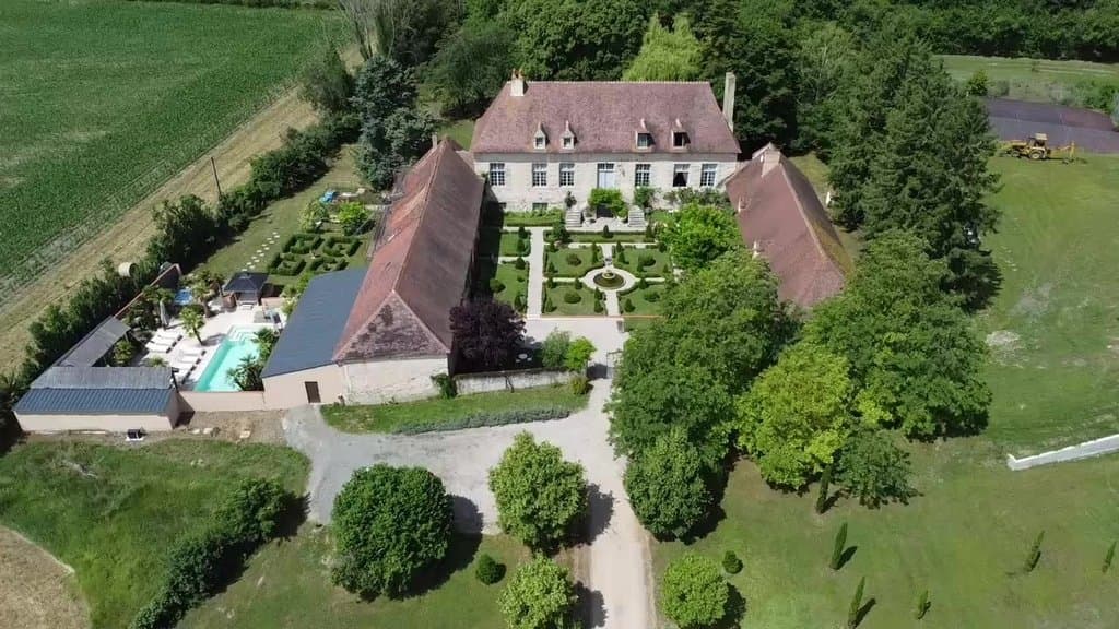Stunning 17th Century Château With Event Facilities And Swimming Pool 4