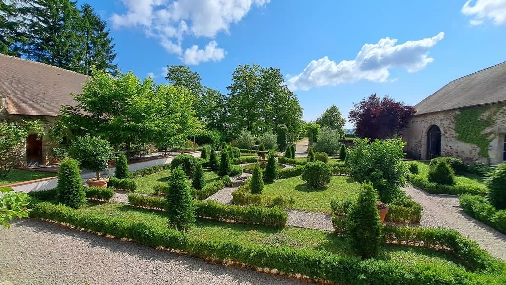 Stunning 17th Century Château With Event Facilities And Swimming Pool 5