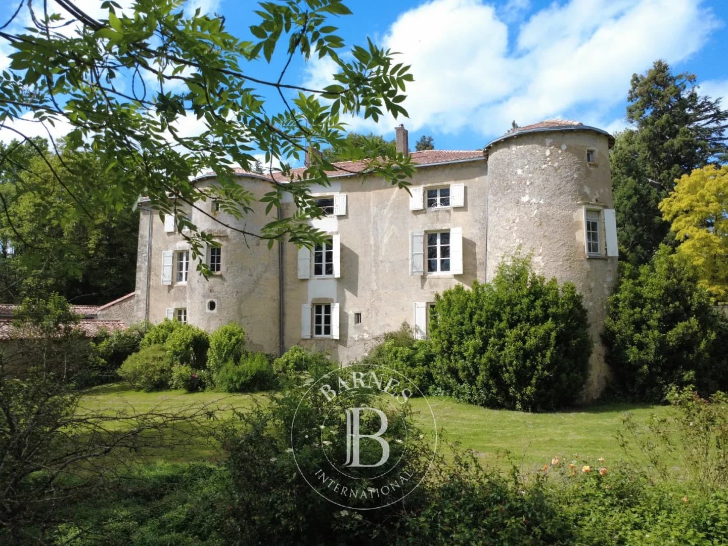 Château with 300 Sqm Living Space and 7 Bedrooms in a Serene Setting — Château for sale in Vienne, France