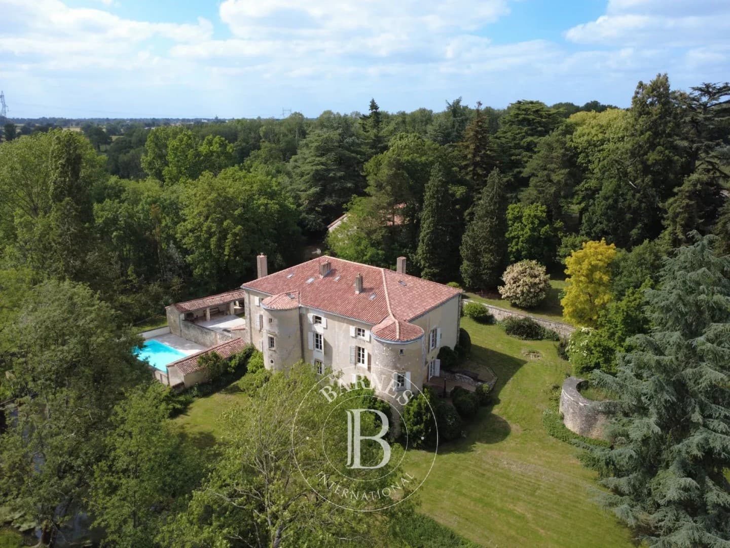 Château with 300 Sqm Living Space and 7 Bedrooms in a Serene Setting 3