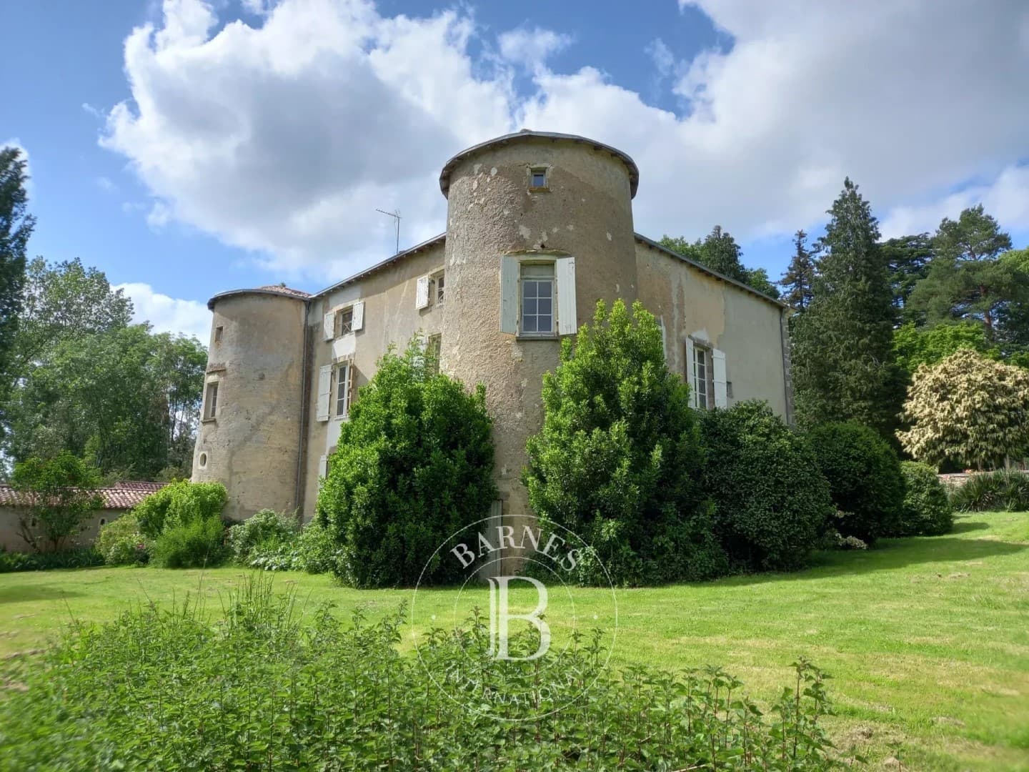 Château with 300 Sqm Living Space and 7 Bedrooms in a Serene Setting 4