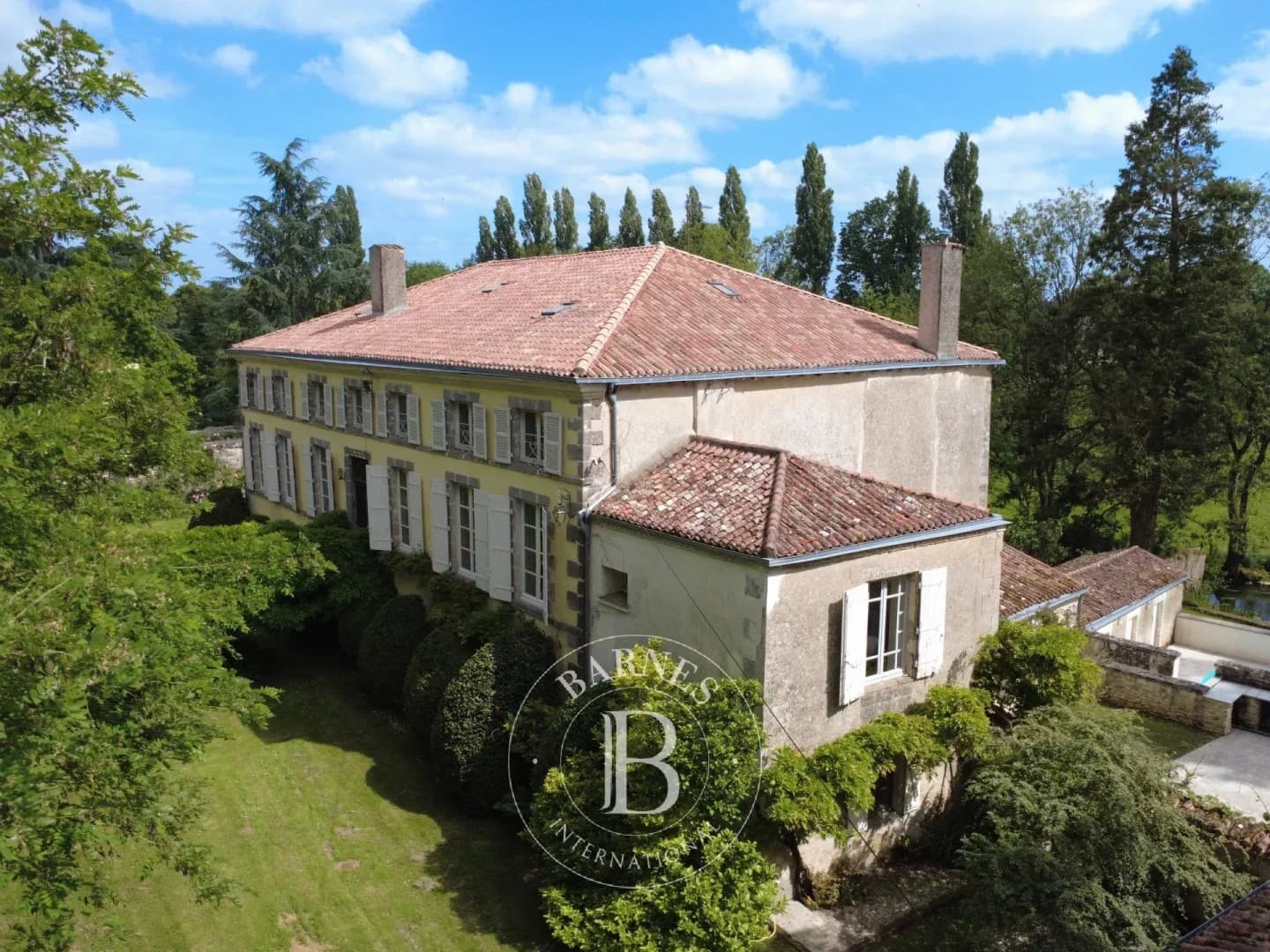 Château with 300 Sqm Living Space and 7 Bedrooms in a Serene Setting 5