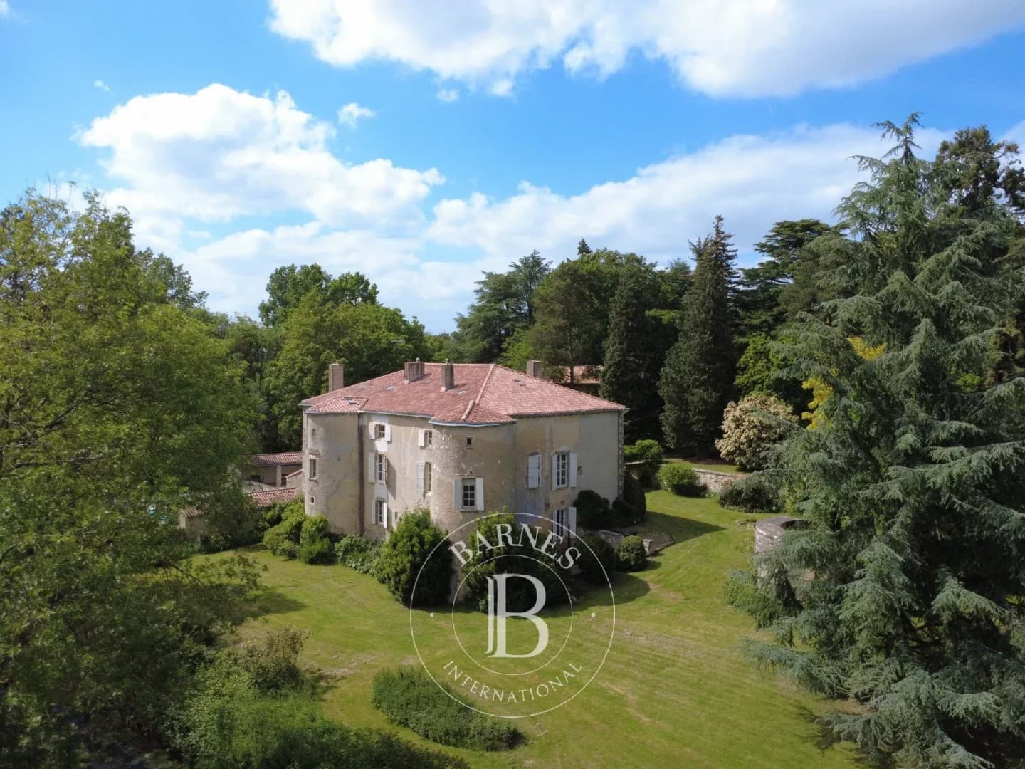 Château with 300 Sqm Living Space and 7 Bedrooms in a Serene Setting 3