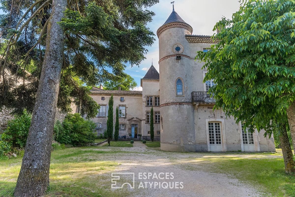 Exceptional Manor House with Historical Significance and Modern Amenities 2