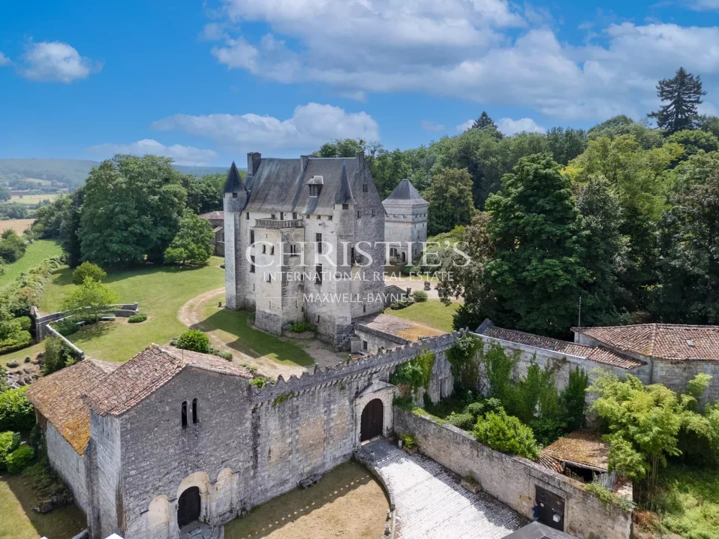Historic 15th Century Château With Expansive Grounds 5