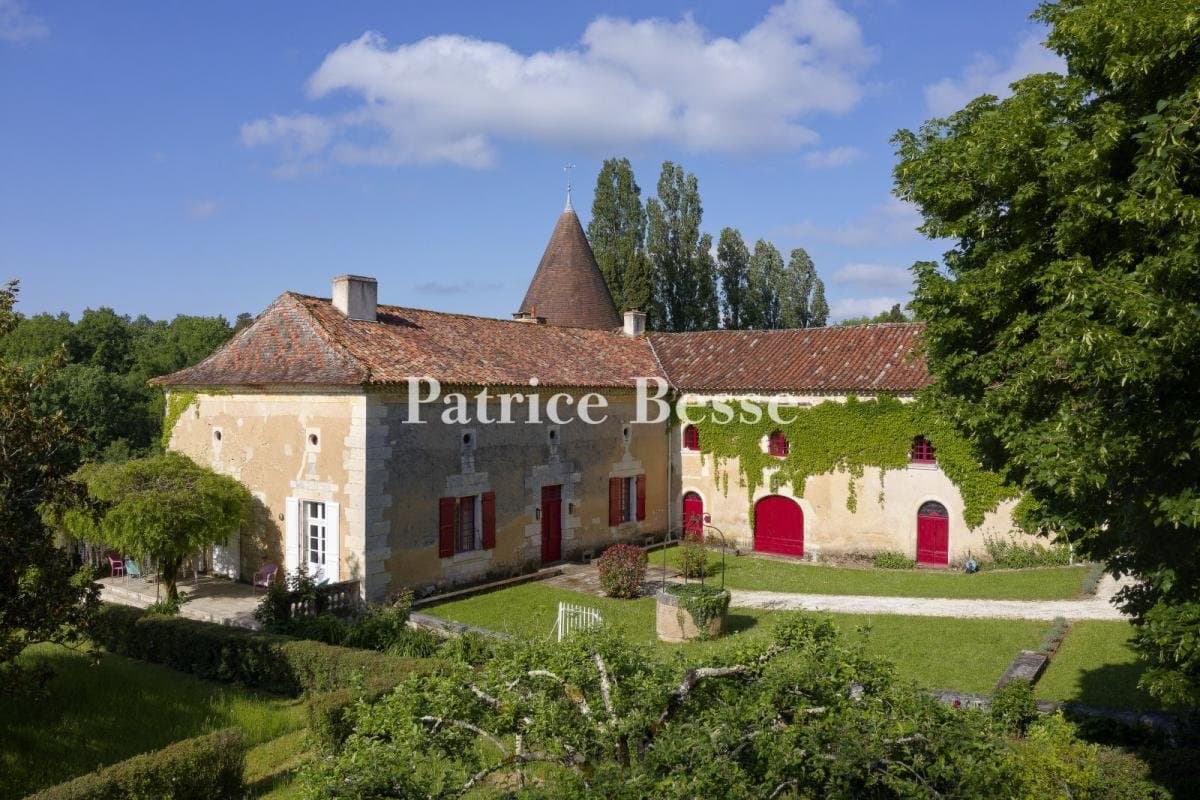 Historic Castle With 360° Views Set In 34 Hectares Of Parkland 2