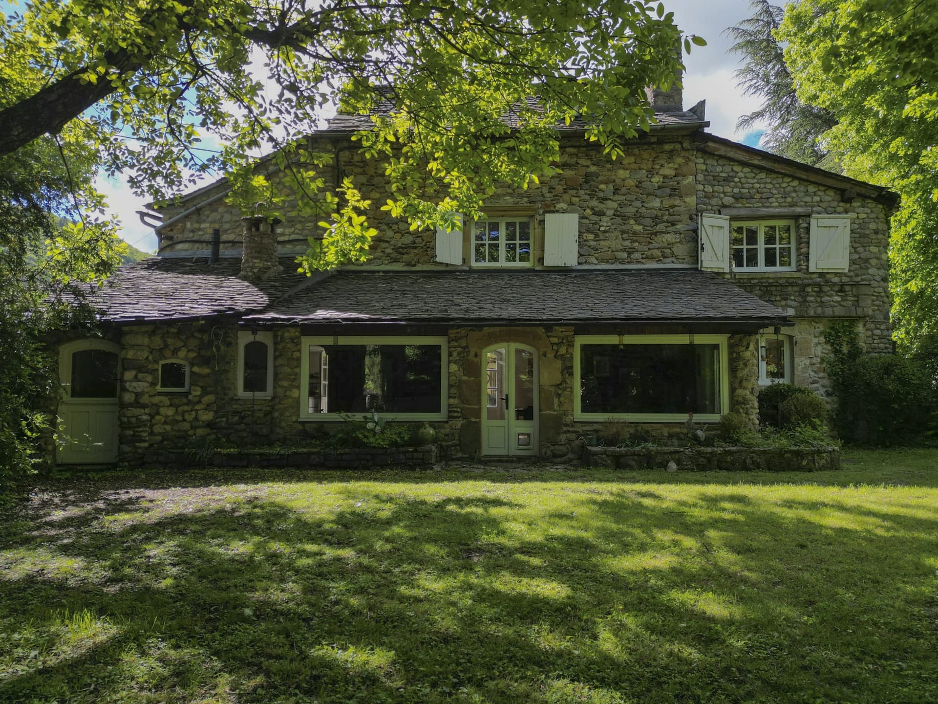 Château with Guesthouse and Pool in a 5355 M² Wooded Park — Château for sale in Lozère, France
