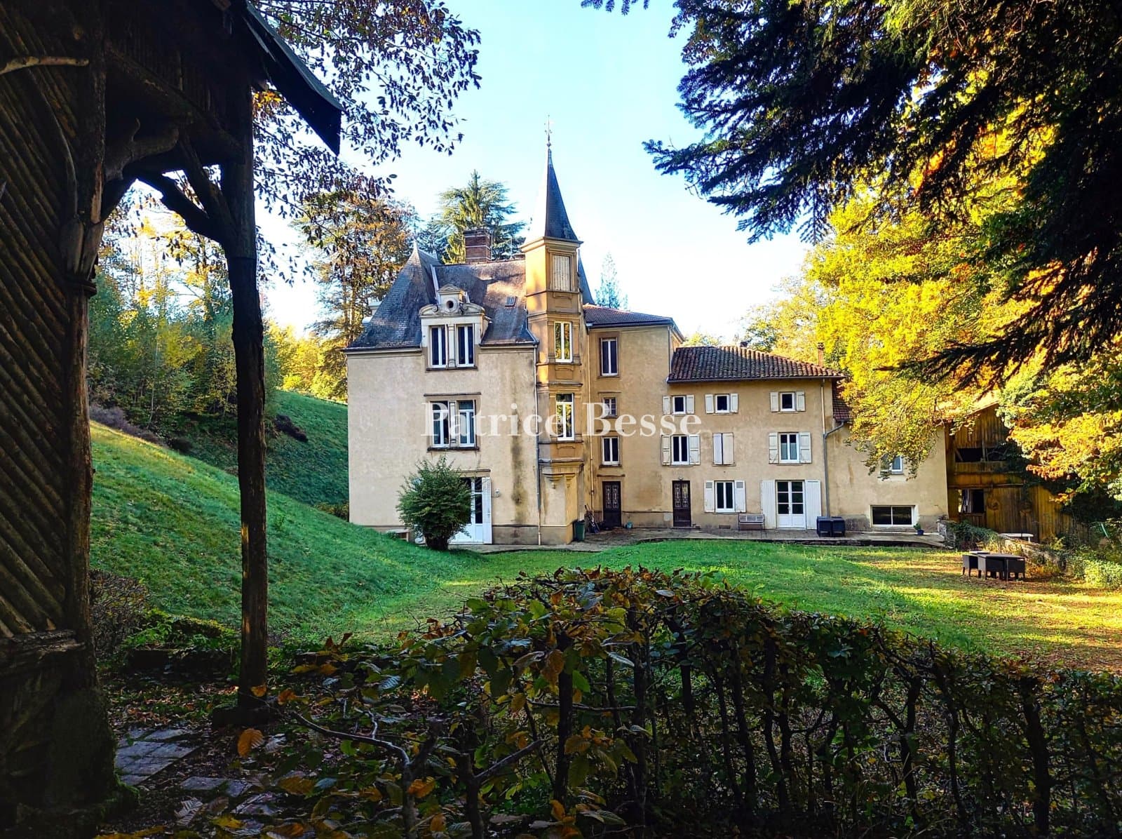 19th Century Château With Expansive Grounds And Swimming Pool 2