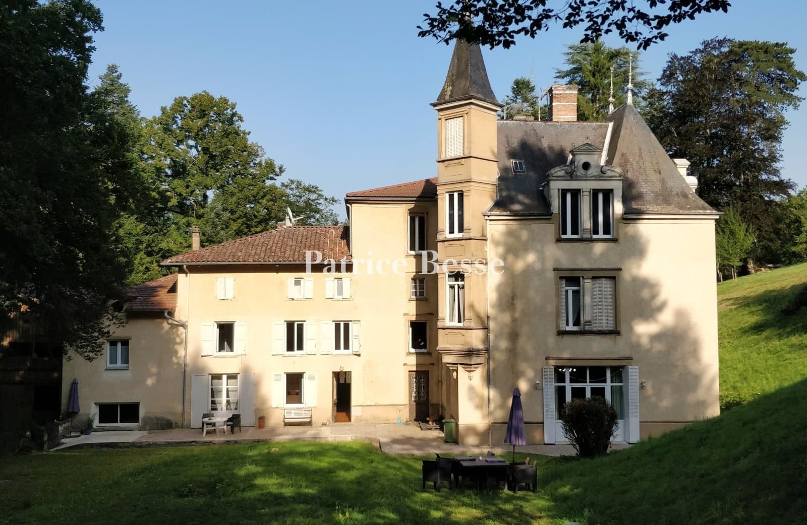 19th Century Château With Expansive Grounds And Swimming Pool 3