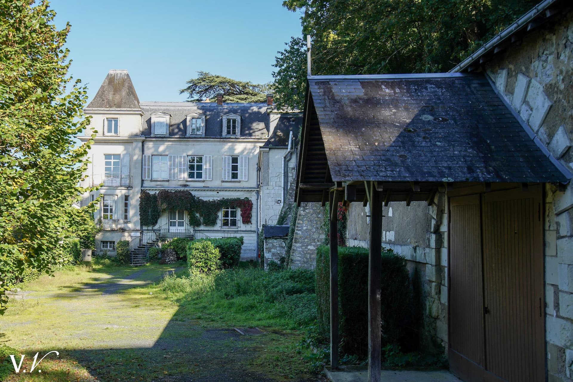 Charming Renovation Opportunity of a Historic Priory Near Tours 3