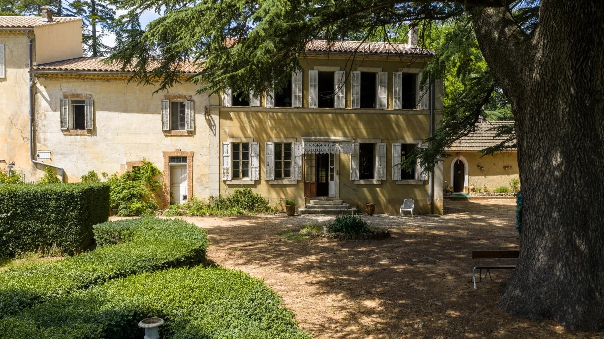 Elegant 19th Century Castle With Swimming Pool And Terrace — in Var, Provence