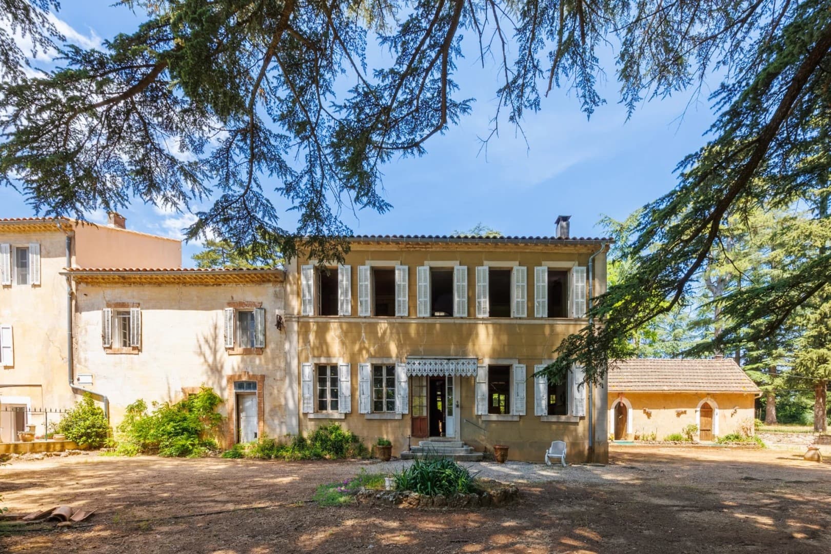 Elegant 19th Century Castle With Swimming Pool And Terrace 2