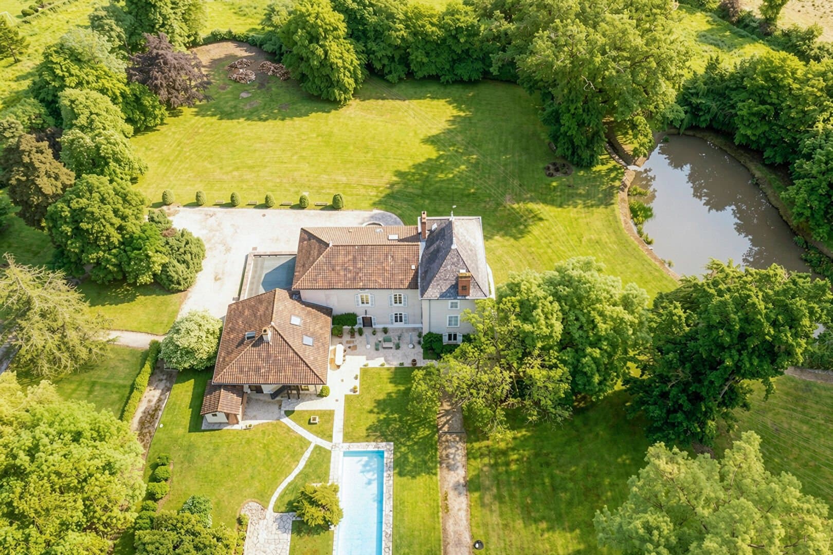 Characterful Castle with 700 Sqm Living Space and Expansive Park 3