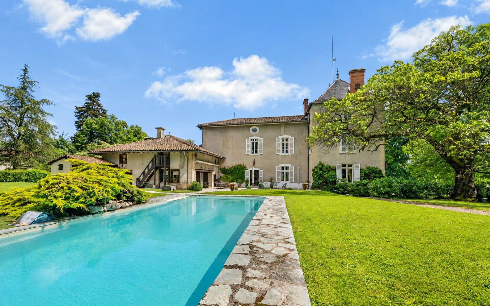 Characterful Castle with 700 Sqm Living Space and Expansive Park