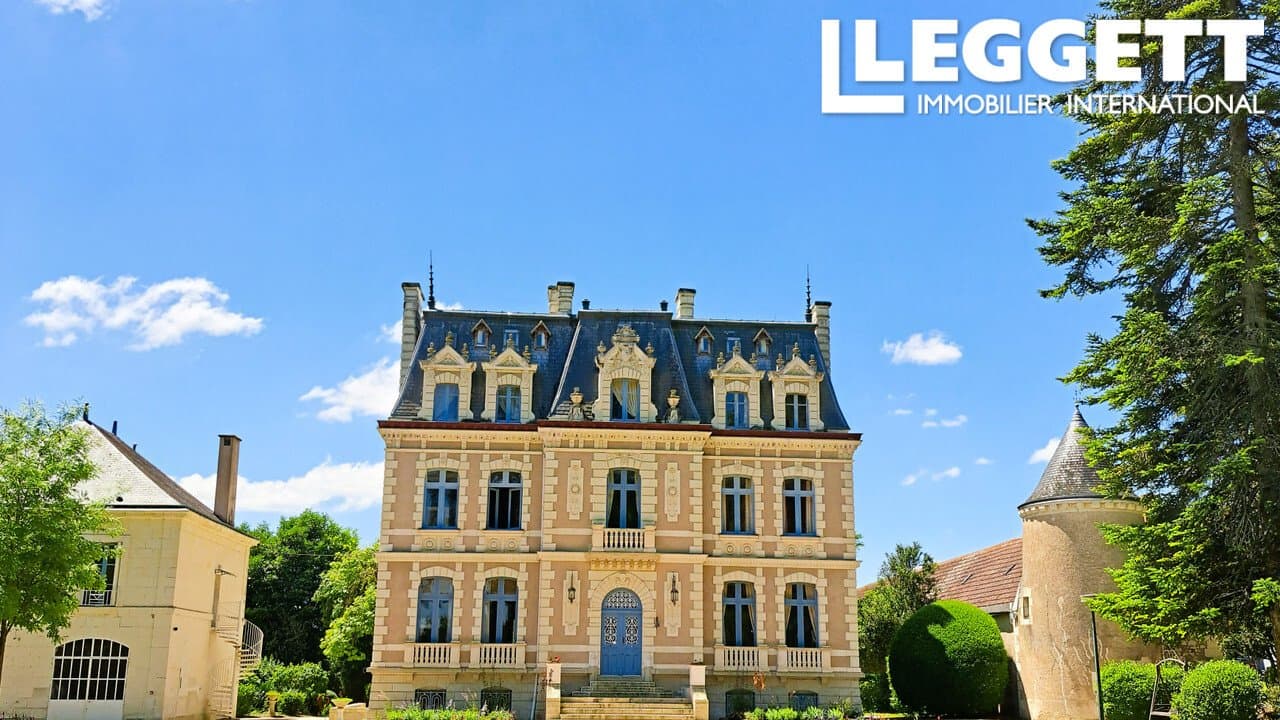 Elegant Château Set Within A 4 Hectare Park — Château for sale in Indre-et-Loire, France