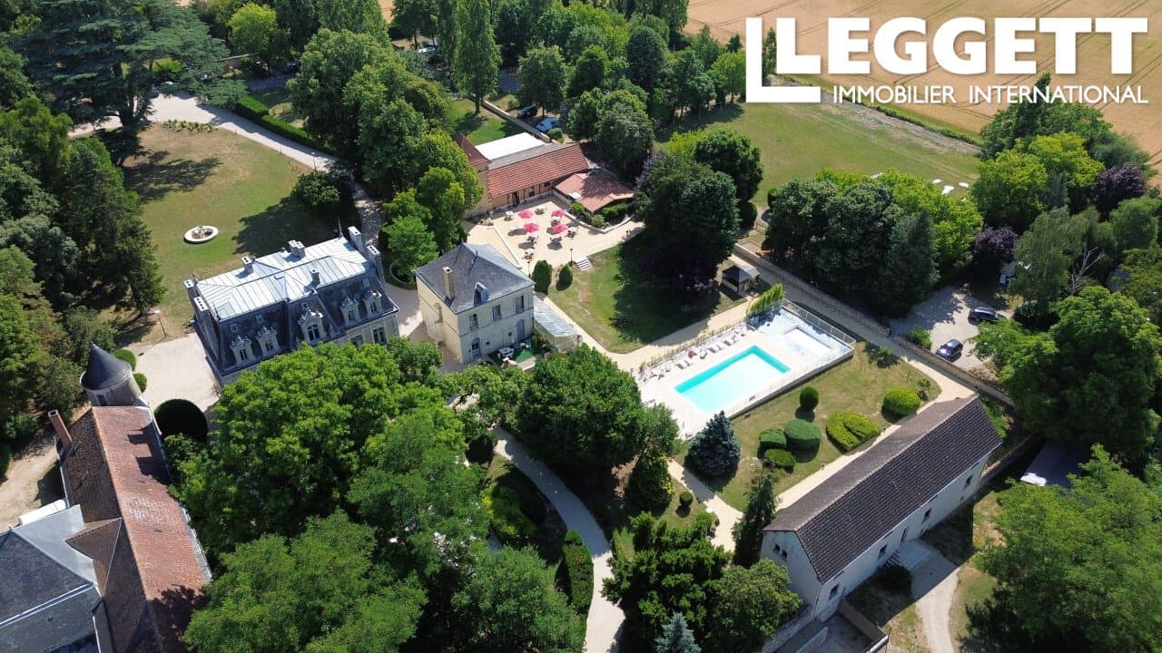 Elegant Château Set Within A 4 Hectare Park 3