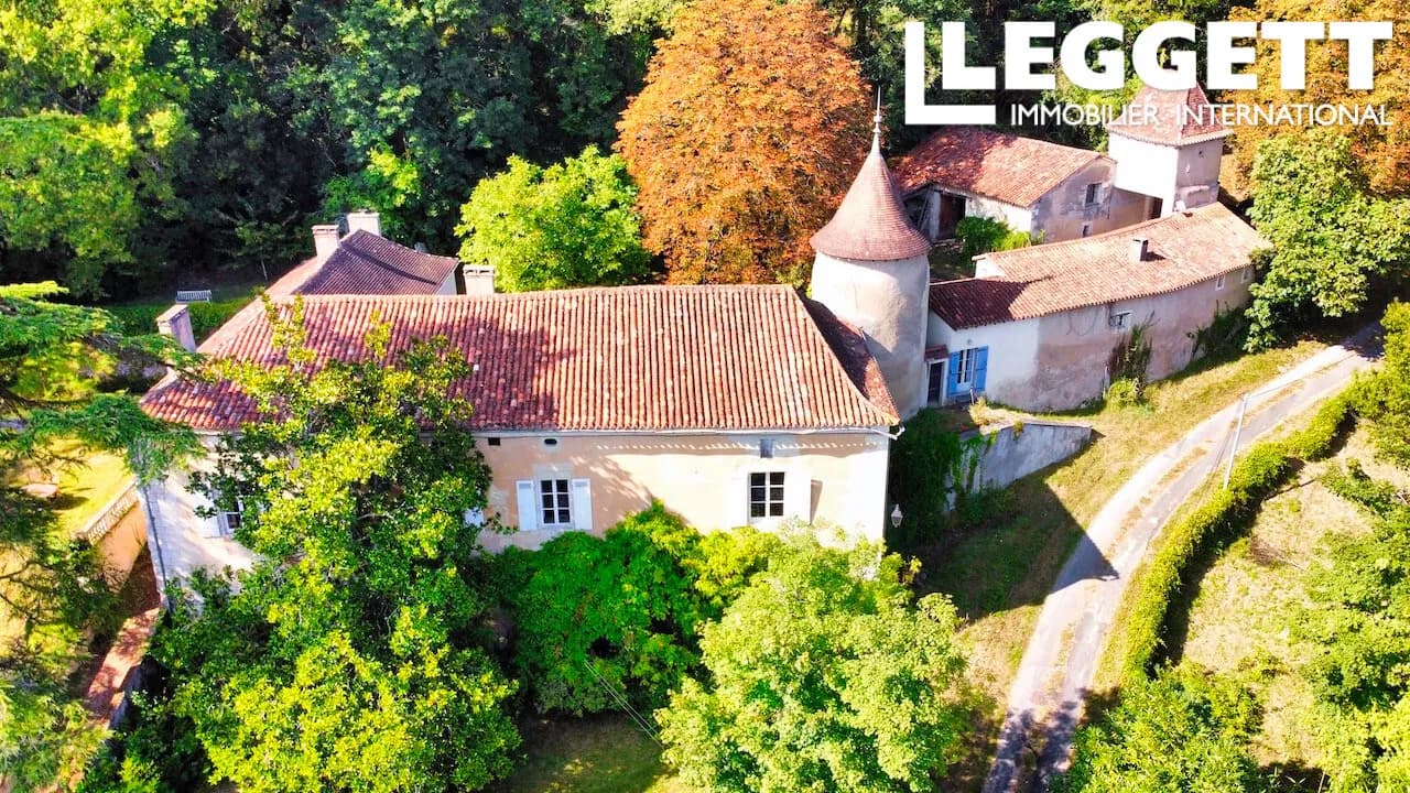 Château with 212 Sqm Living Space and Picturesque Courtyard