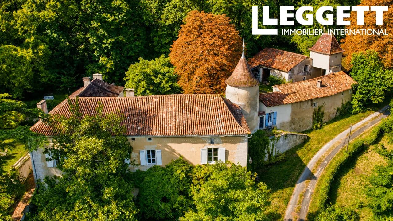 Château with 212 Sqm Living Space and Picturesque Courtyard 2