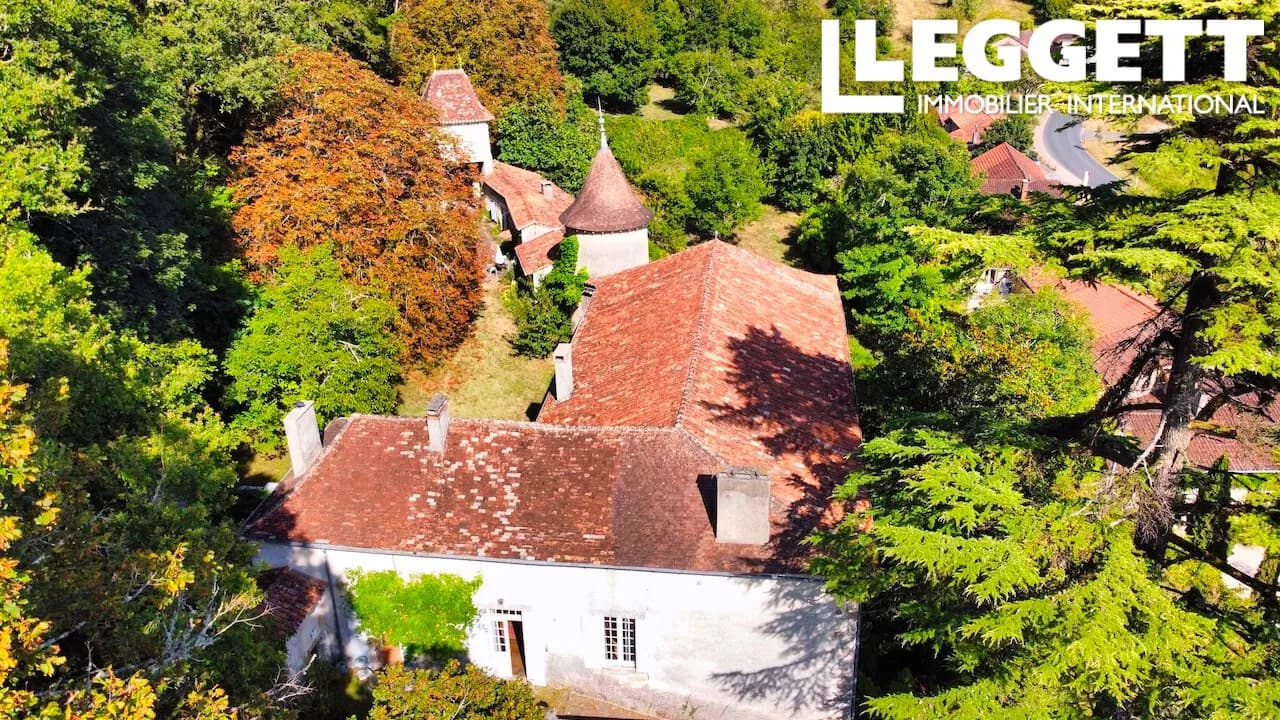 Château with 212 Sqm Living Space and Picturesque Courtyard 3
