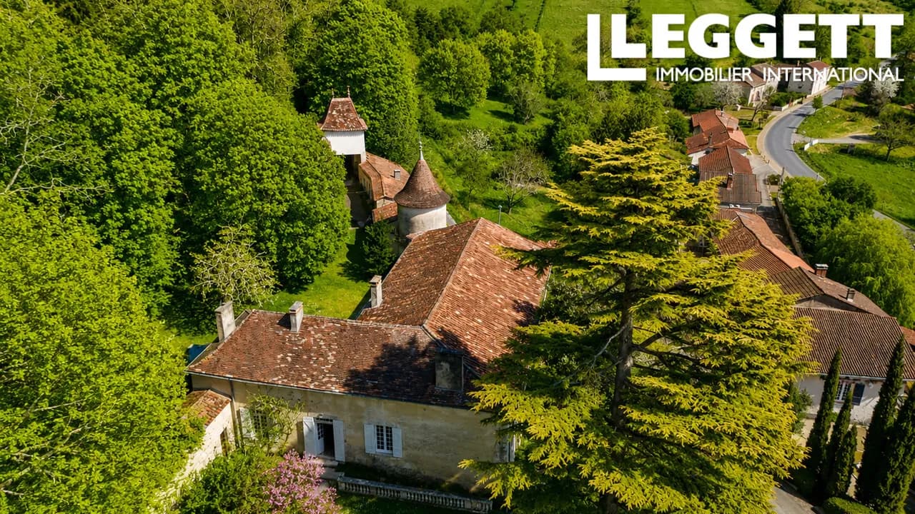 Château with 212 Sqm Living Space and Picturesque Courtyard 4