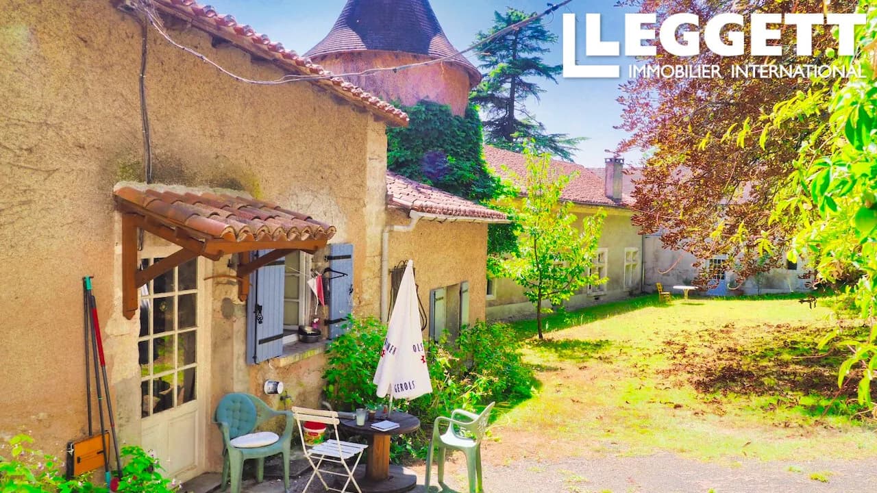 Château with 212 Sqm Living Space and Picturesque Courtyard 5